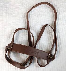 Trm01986 Pendleton Leather Adjustable Blanket Carrier Brown Logo